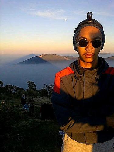 Elang mengudara menambah eloknya merah Senja