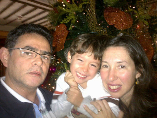 Mujer. Contador publico, mama de santi, disfruto cada momento que me da la vida. Me encanta estar en familia, el vino, la buena comida.y tratando de sobrevivir.