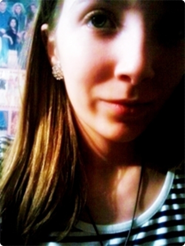 I play guitar , write songs and I wanna be country music recording artist . My role model is Taylor Swift :) I love music 3