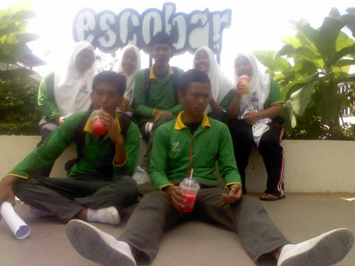 born on..4 april..always stoner!!..hahahaha..:D..WE ENJOY EVERY DAY