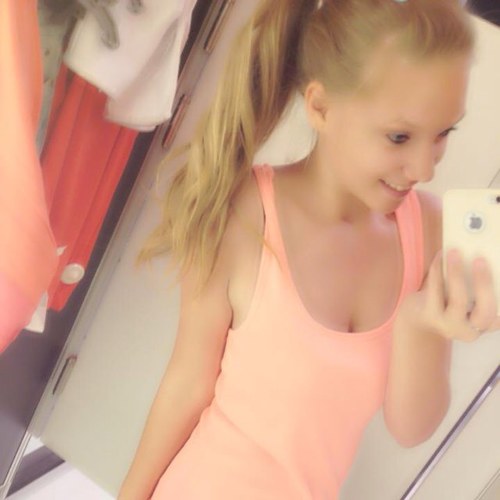 Yo xD im Karie .. I'm 14 .. And I'm belieber ! :)