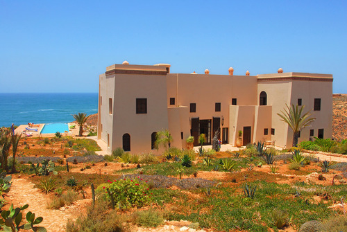 Située au dessus de la Plage Sauvage, ouvert depuis Juin 2007. Une Kasbah exclusive aux portes du Désert.