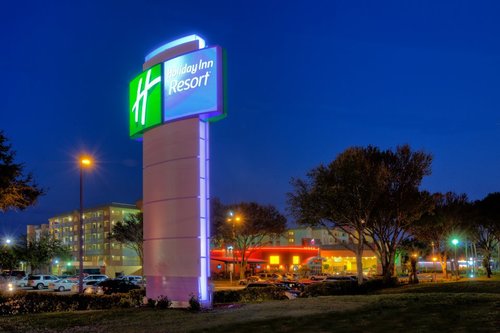 Awesome full service hotel located near Disney World, Orlando.  Great rates, great rooms, great service, great location.