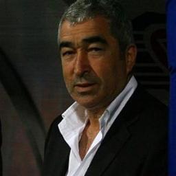 İstanbul'da yaşıyorum.Beşiktaş Futbol Kulübünde teknik direktörüm.