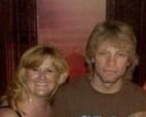 Married 38 years to my high school sweetheart. Have 2 beautiful kids 33 and 28. Save women's lives daily, through mammography. Love my life ( “Its my life”)