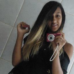 15 anos , colorada , ciumenta , palhaça, apaixonada, bipolar ,irritante, divertida, louca . *--*