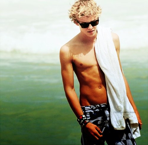 Jake follows/ cody follows 11/01/2013 sigo todos de volta nesse fc, e no @4everCodyRobert, bjo