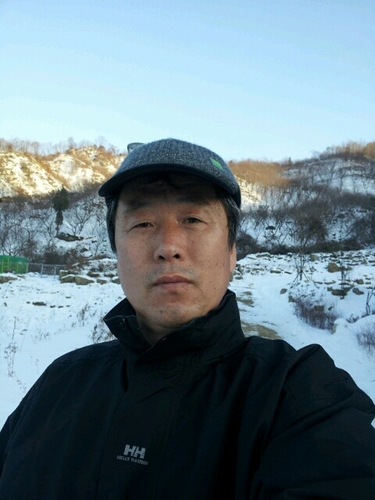 수원서 태어나 나이 오십넘어 농사꾼으 로 충북 제천에 사는 까칠한 시골 남자.통신분야에서 치열하게 경쟁하다 자연에 귀화하여 명줄 연장하려는 사람.