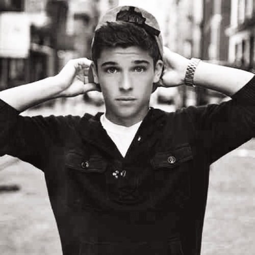 Hi i'm Levi! I model for Hollister :) Don't be afraid to talk to me i love new people! #followme