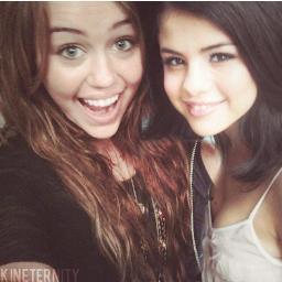 Una Smiler (Denise) y una Selenator (Yuliza) unidas, aqui tenemos todas las news de Miley y Selena.