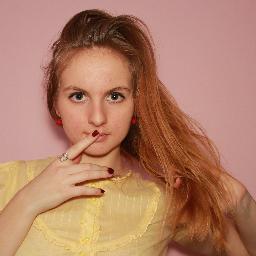 зеленоглазая милая девушка