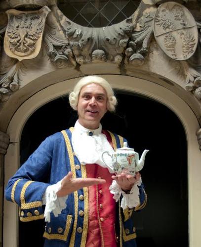 Lakei van Maria Louise van Hessen-Kassel. Heel sikkuur op het kirremiek in het Princessehof. Ontvangt jaarlijks prinsen en prinsessen met de Princessedag.