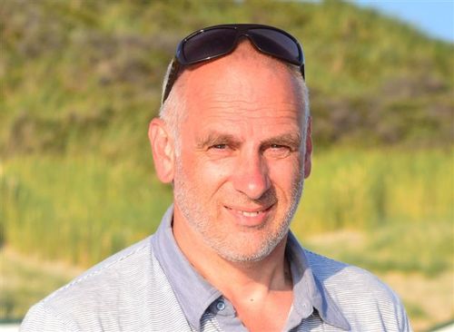 Getrouwd met greetje.3 kinderen.zaalvoetbal;fietsen:toeren in de cabrio