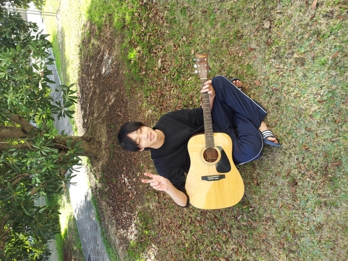 高校生で、音楽きくことやギター弾くことが好きです(^^)大人になっても趣味は大事に楽しんでいきたいと思ってます(^.^)よろしく＼(__)