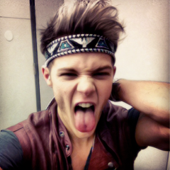 A twitter dedicated to the gorgeous @LawsonRyan. Run by Johanna (@johannam0ntana) and Tish (@tishsha_) :-) if you want a follow back just ask :)