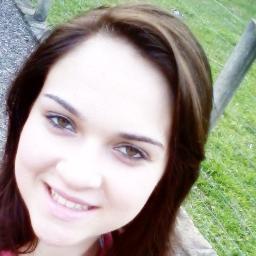 Sorrir não mata. Viver não dói. Abraçar não arde. Beijar não fere. Rir não machuca. Você não tem motivos para não tentar ser feliz.