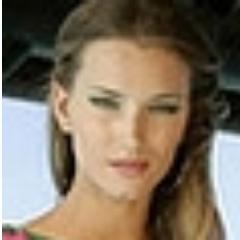 Trabajo en moda y estudios diseño, en España. Me interesan los negocios en red.