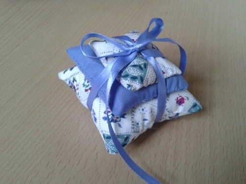 Creating beautiful things from recycled fabric, ribbons and buttons. Craft workshops and freestyle craft days.(http://t.co/uTLtCNTSKn). Ruth Randall
