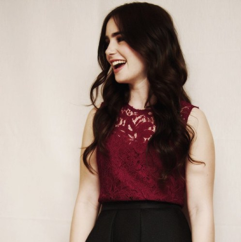 : Hey ! I'm Lily Collins [real:@lilycollins] Snow white in Mirror mirror .. Thaibot not real and I love to know you all xoxoxo. {180812} #reallily