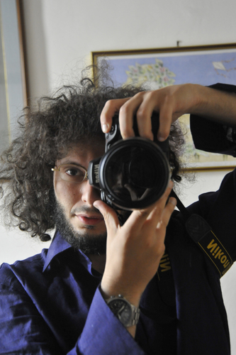 Fotografo professionista, curioso e sperimentatore, amante dell’arte e impegnato nel sociale, sogna di girare il mondo e di mostrarlo da nuovi punti di vista