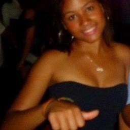 ~ colorada ,  14 aninhos , solteira , divertida e muito linda   ' e nem um pouco convencida kkk '
