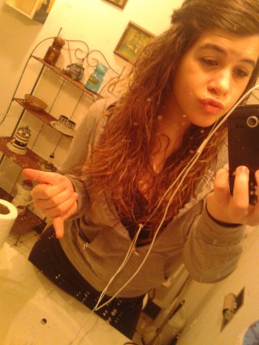 aye ther the name is haley im outgoin dont like to judge ppl if i dont kno them favorite color is blue wann kno more just ask :)