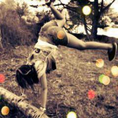 ClaraH_1's profile picture. Je n'ai qu'un rêve Pouvoir manger des glaces Ben & Jerry's devant ma télé tout les soirs avec @onedirection . Je follow back ;) #Directioner
#Mixer