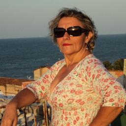 Je suis une personne aimable et simple. J'adore les enfants, mes deux fils, ma vie et la nature. Je veux la paix dans le monde pour tous. Je suis bresilienne.