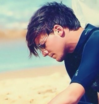 J'aime la vie et le saucisson ! Heyhey ! Aller follow @Young_LWWY elle follow backeu. #DirectionersAndProud ok ? AMBRE IS MINE.