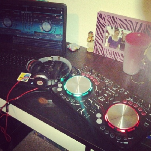 im a 15 year old chick that djs in her bedroom