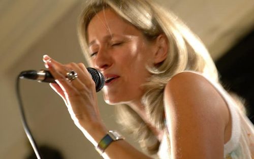Chanteuse, auteur-compositeur,. 
Albums : Entre nous - 23h17