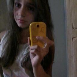Legal e um pouco chata k, louca, ciumenta,irritante, engraçada, timida, lerda, inteligente !   :3
