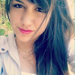 Ola ._. em, me llamo katherine (me dicen katy obiamente), tengo 17 años,  3 me gusta comer :/ jdklsa asi soy feliz y eso, cháo.