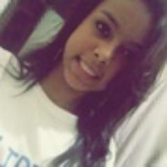 Eu faço e abuso da felicidade e não desisto dos meus sonhos. *--*