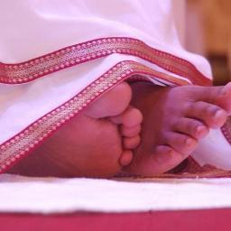 Umr bhar Galib yehi galti karta raha,,,,Dhool chaere par thi aur aiena saaf karta raha..