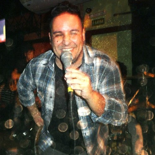 Cantor Sertanejo Universitário, Di Raphael, lançando seu segundo CD Maria Gasolina, gravado em 2012.