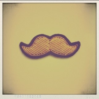 Si la barbe est un signe de maturité, la moustache est un signe de spiritualité.