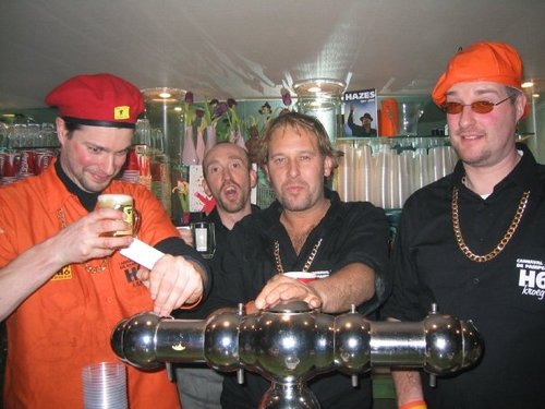 Kafei Pampelot is de karnavalkafei bé oitstek.
Vandejoor in de Zaatstroot in Oilsjt.
Oepen van vroidag 8 febrewore tot 13 febrewore 2013.