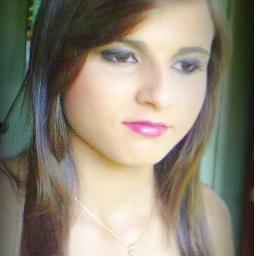 Um sorriso, um abraço apertado, uma música, estar com quem eu gosto, rir até a barriga doer… São coisas simples, mas me faz muito feliz.