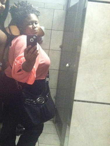 LoVeShoBee's profile picture. 