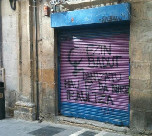 Emakumea. Sendagilea ofizioz. Dantzari eta musikaria afizioz. Euskal Herriko bihotzetik mundura irekitzen den leiho honetatik...
