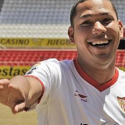 Internacional con Holanda, jugador del Sevilla. Centrocampista defensivo aunque le permite jugar de defensa central. Seguidos por @HedwigesMaduro