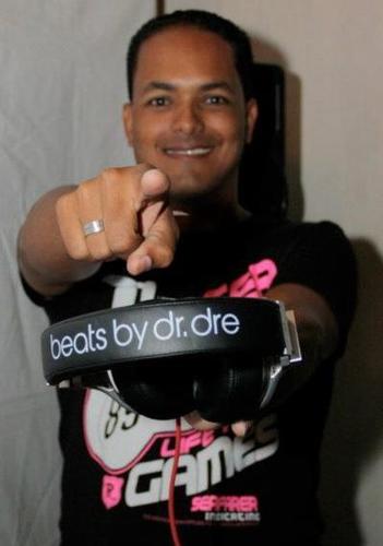 Deejay, Entertainer & Radio Personality (TCFM 93.3). Join me in OVERDRIVE, monday to thursday from 4pm to 6pm and visit: www.telecuracao.fm for live streaming.