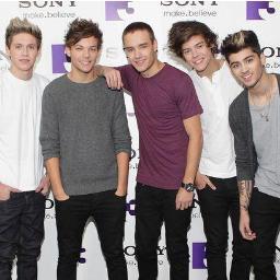 1/5 Somos una comunidad de hermanas Directioners, gracias por darnos tu Like en FB y gracias por seguirnos =)