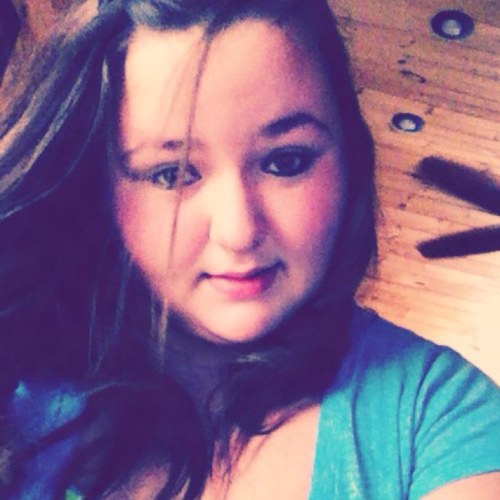 Ayyyeee(: It's candy here a few things bout me(:
I love music like rap hiphop r&b country and more(:
I like to text(:
I love bein outside and hanging with frien
