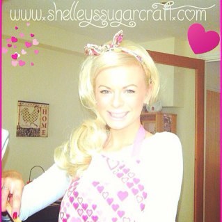 Cake maker & decorater contact:Shelleyssugarcraft@mail.com twitter:@shelleybarnes1 Instagram: shelleybarnes1