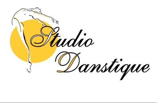 Welkom, wij zijn de balletschool studio Danstique. Wij zijn op een artistieke manier met dans bezig, vandaar ook de naam ’Danstique.’