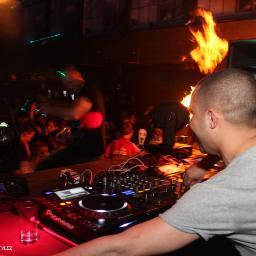 Nederlandse - woont in LA - DJ/produsing