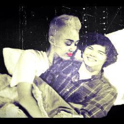 Miley me ha abierto los ojos al mundo. Cuando estoy mal ella siempre me hace sentirme bien y me ha enseñado a que no siempre se tiene que ser una niña buena.