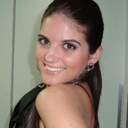 O mundo pode até fazer você chorar, mas Deus te quer sorrindo.